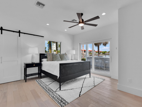 Very Short walk to the beach in the Moorings Naples area